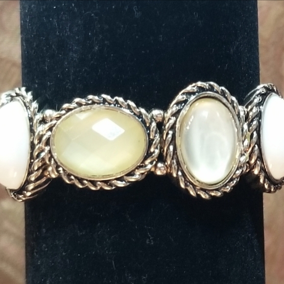 *4for$20* Gold oval acrylic bracelet - Picture 2 of 2